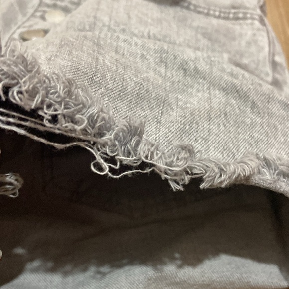 Universal Thread grey vintage midi shorts. good quality and well kept. size 0/25 - Picture 6 of 7